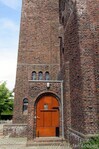 Zij-ingang onder de toren.
<br/>
Gert-Jan Lobbes, 2016